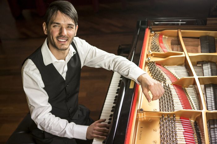 Le dolci note del pianoforte di Edoardo Turbil in un concerto all'Accademia di Musica di Pinerolo Le dolci note del pianoforte di Edoardo Turbil in un concerto all'Accademia di Musica di Pinerolo