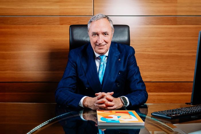 Uomo in primo piano seduto alla scrivania Uomo in primo piano seduto alla scrivania