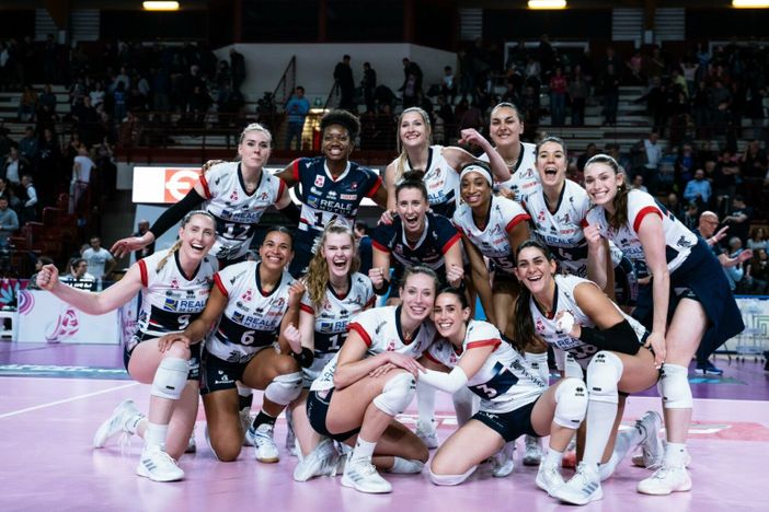 squadra di volley che festeggia squadra di volley che festeggia