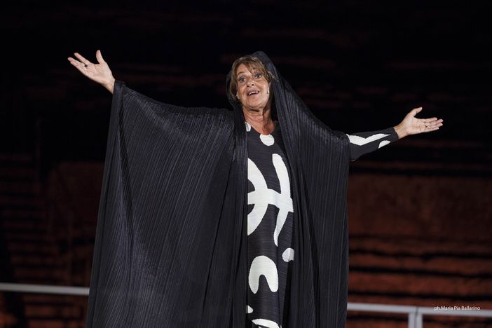 Lella Costa sul palco