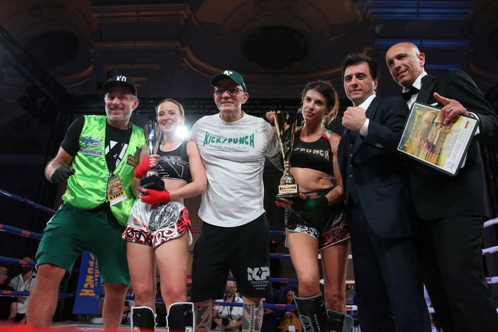 Scontro sul ring tra due atlete di kick &amp; punch