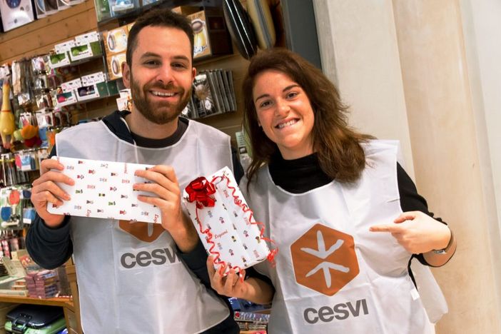 “Impacchettiamo un sogno”: a Torino, Cesvi cerca volontari per confezionare pacchetti regalo