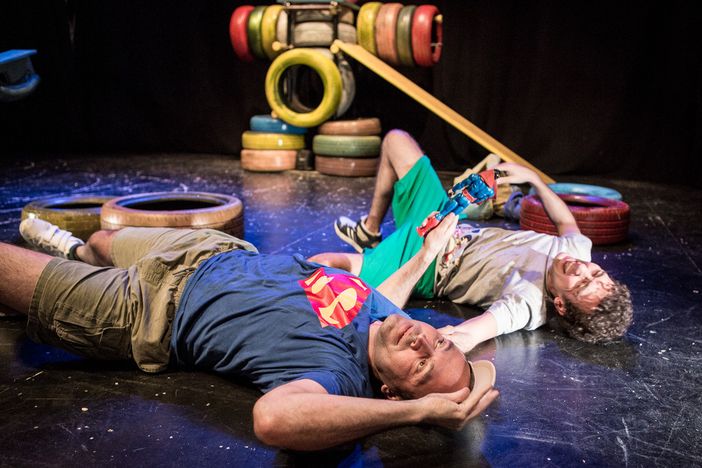 attori in scena durante &quot;Fratelli in fuga&quot;