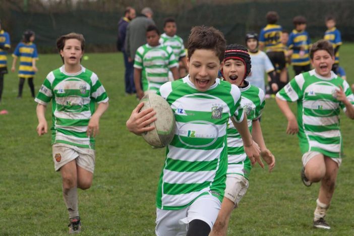 piccoli giocatori di rugby in maglia bianco e verde
