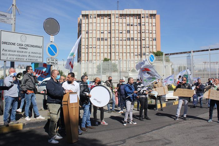 La protesta fuori dal carcere Lo Russo e Cutugno