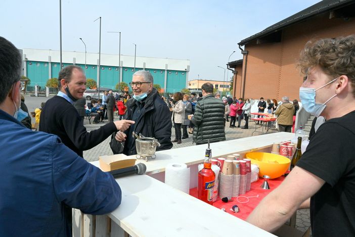 gruppo di persone in parrocchia