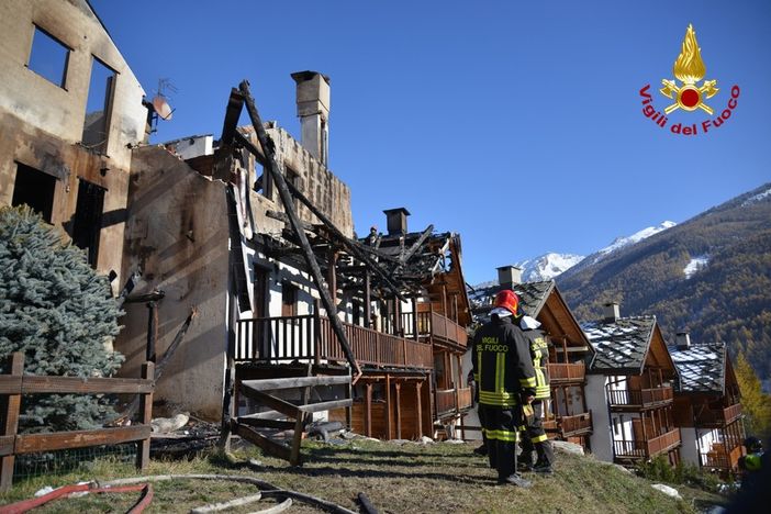 A fuoco complesso residenziale di Pragelato: lungo intervento dei vigili del fuoco, si ghiaccia l'acqua per il freddo (Guarda il video)