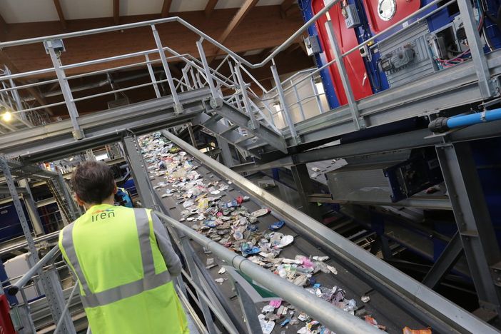 Dove finisce la plastica? A Borgaro il più grande impianto italiano che seleziona e stocca il nostro rifiuto [FOTO E VIDEO]