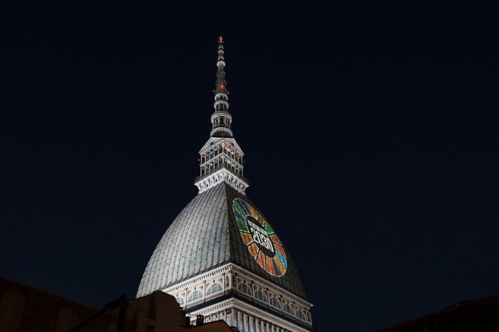 Nuovo cambio d'abito per la Mole: questa volta si veste con i colori delle Nazioni Unite