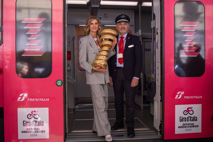 Martina Colombari con trofeo vicino al treno Martina Colombari con trofeo vicino al treno
