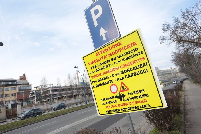 cartello che indica un cantiere