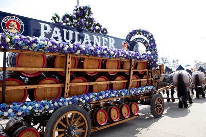 Sfilata a Torino del carro ufficiale Paulaner, per la promozione del brand e dell’Oktoberfest Cuneo Sfilata a Torino del carro ufficiale Paulaner, per la promozione del brand e dell’Oktoberfest Cuneo