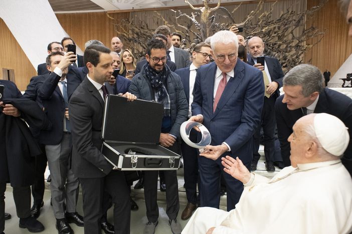 I vertici di Pininfarina al cospetto di Papa Bergoglio I vertici di Pininfarina al cospetto di Papa Bergoglio