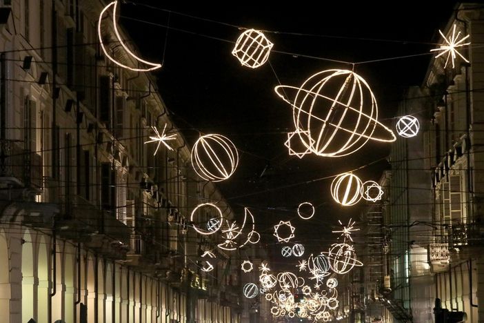 Le Luci d'Artista continueranno a illuminare Torino fino alla fine di febbraio Le Luci d'Artista continueranno a illuminare Torino fino alla fine di febbraio