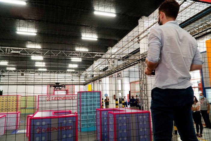 concorrente con drone negli spazi di Torino di Leonardo