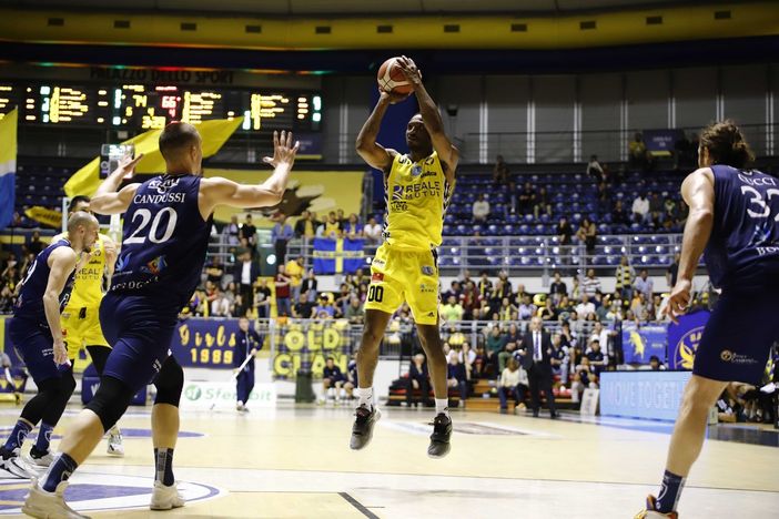 La Reale Mutua rimonta e batte la Fortitudo