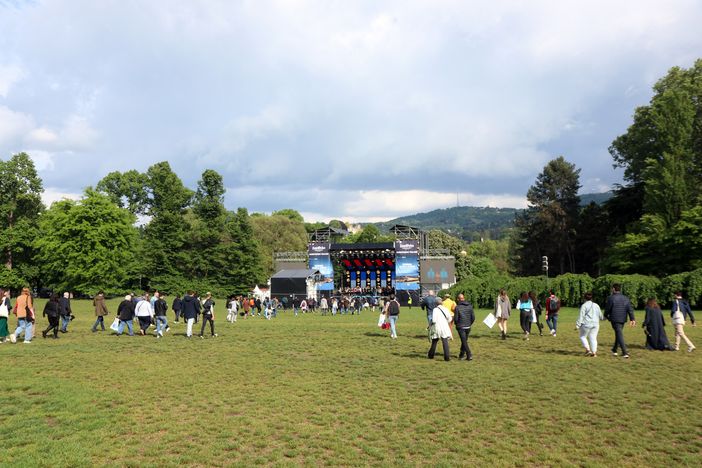 Parco del Valentino, partiti i lavori di ripristino del manto erboso rimasto "spelacchiato" dopo Eurovillage