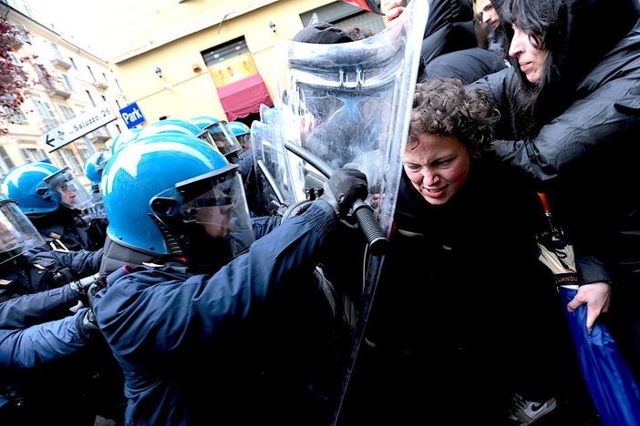 Decine di studenti radunati all'esterno di Palazzo Nuovo - Foto di Daniele Caponnetto