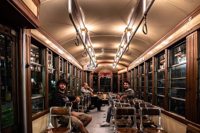 Concerti che seguono il ritmo del tram: questa sera, la prima de “Sità Scoté su rotaia”