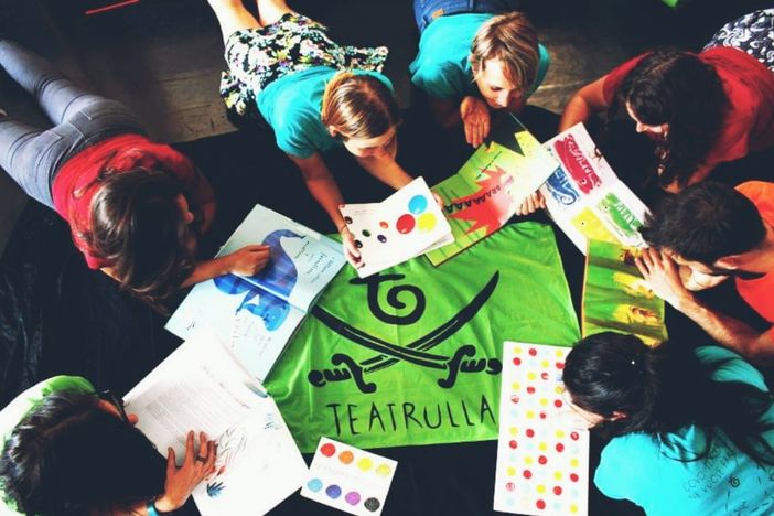 Moncalieri, nel cortile della Cascina Le Vallere il progetto "Storie Cucite a Mano"