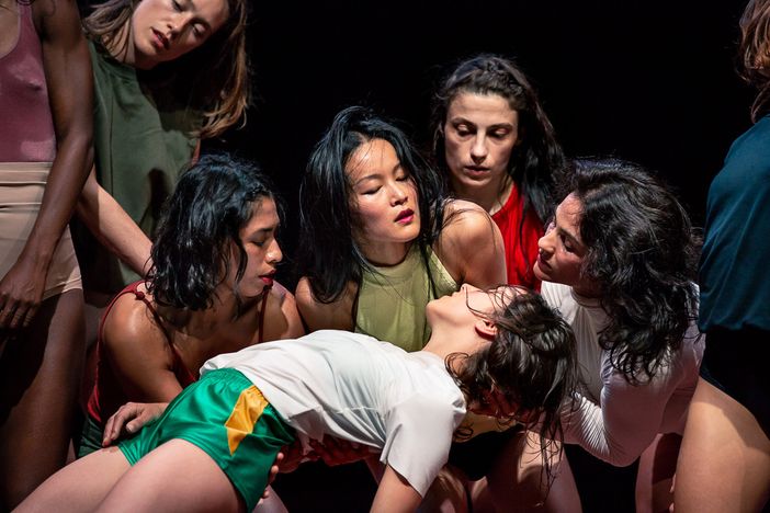 A Torinodanza Lisbeth Gruwez balla un dialogo sonoro con il mare e la parola A Torinodanza Lisbeth Gruwez balla un dialogo sonoro con il mare e la parola