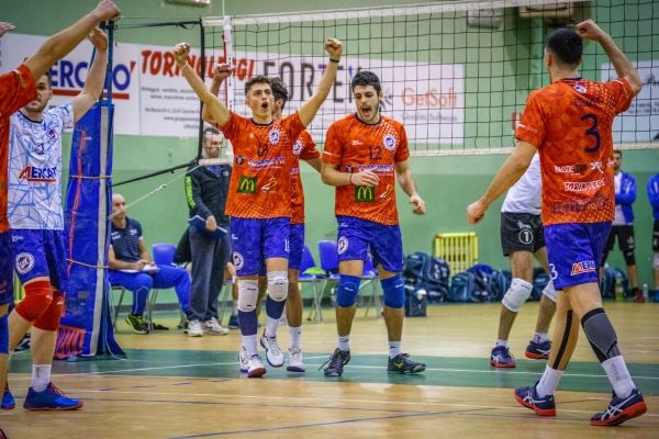 Un Parella Maschile troppo forte schianta anche Alba Un Parella Maschile troppo forte schianta anche Alba