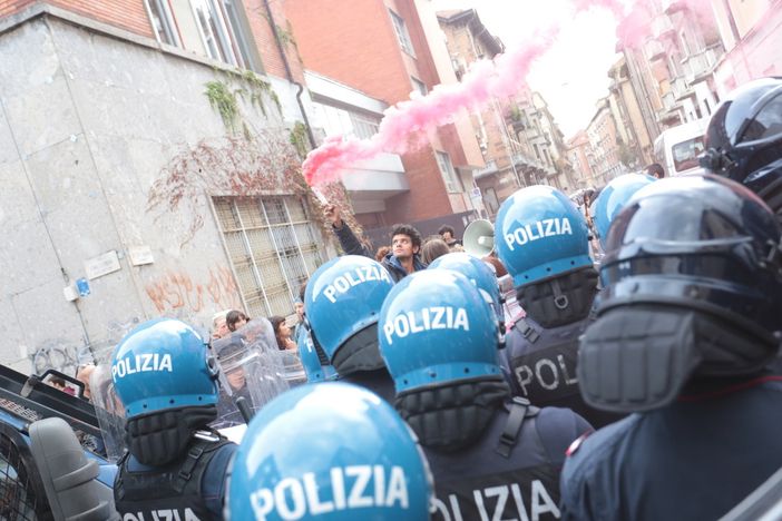 Istituto Birago "militarizzato" per Valditara: "Cosa ci vieni a fare in Barriera"