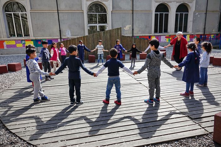 Una favola di attese nella multiculturale Porta Palazzo: "Sono i bambini a insegnarci come tornare umani" Una favola di attese nella multiculturale Porta Palazzo: "Sono i bambini a insegnarci come tornare umani"