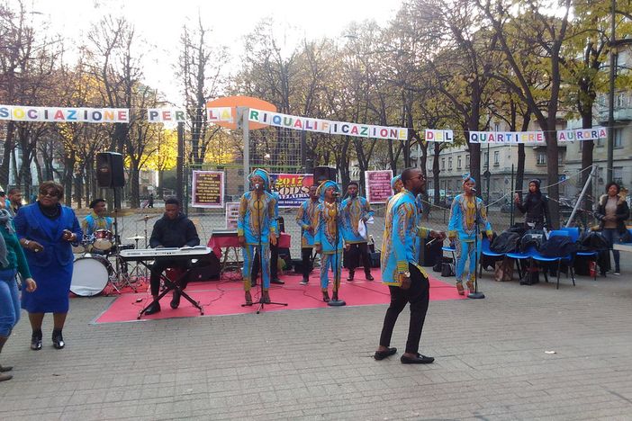 Aurora va in Barriera con il gospel, Taus: “Queste zone? Le vedo uguali”