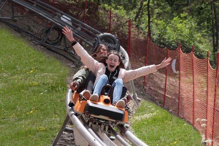 Alpine coaster con persone sedute sopra