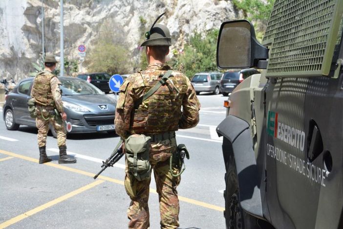 Rivoli, alpino dell'Esercito scongiura l'aggressione del guidatore di un bus