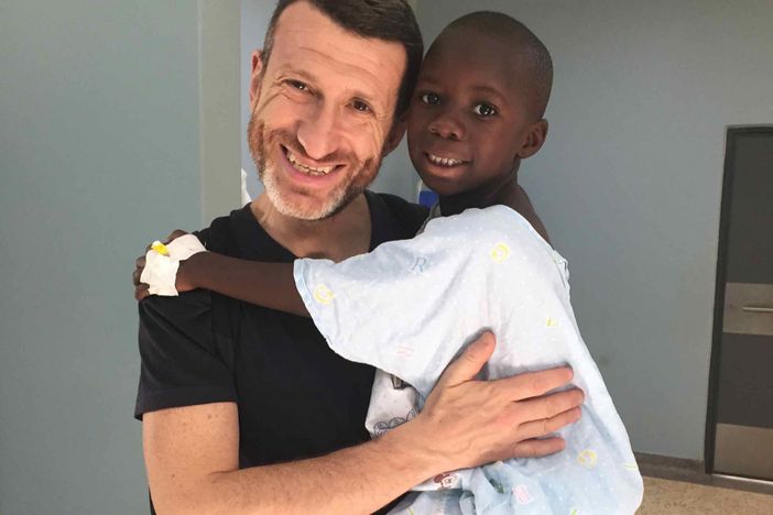 Il chirurgo ortopedico di Torino che ogni anno opera in Uganda decine di persone