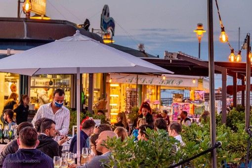 locali aperti la sera - foto di archivio