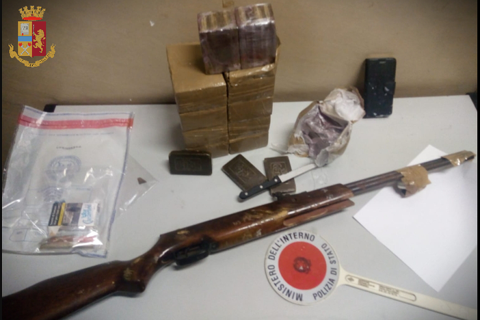 Nasconde 10 kg di hashish in auto e una carabina a gas in cantina: ma viene "tradito" dall'ansia Nasconde 10 kg di hashish in auto e una carabina a gas in cantina: ma viene "tradito" dall'ansia