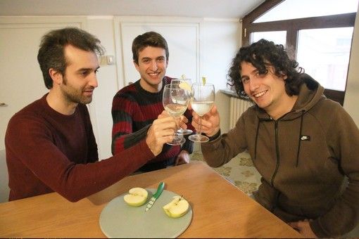 Tre giovani - Livio, Nicolò ed Elia - producono lo spumante di mele “Arvirà” col metodo classico Tre giovani - Livio, Nicolò ed Elia - producono lo spumante di mele “Arvirà” col metodo classico