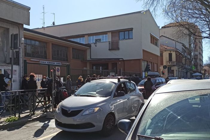 Le auto in doppia fila e la pedonalizzazione