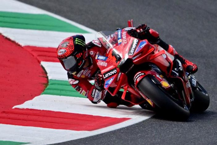 Martin scivola e perde la testa (del Mondiale), per Bagnaia vittoria doppia Martin scivola e perde la testa (del Mondiale), per Bagnaia vittoria doppia