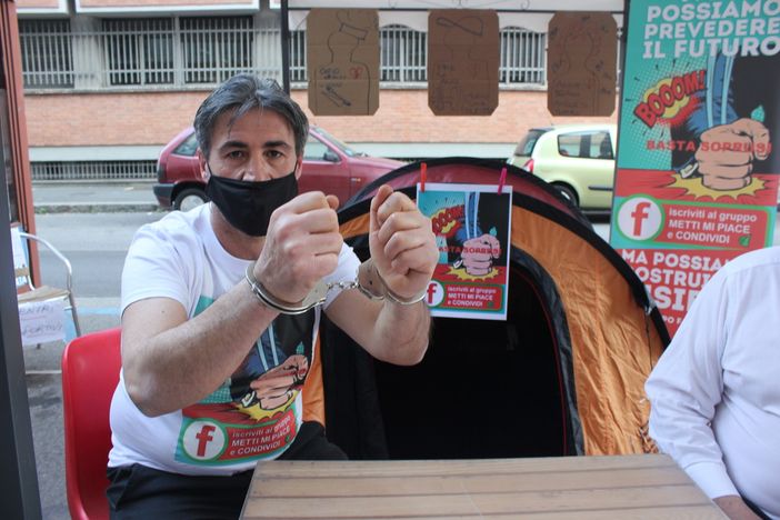 Nico, barista incatenato nel suo dehors