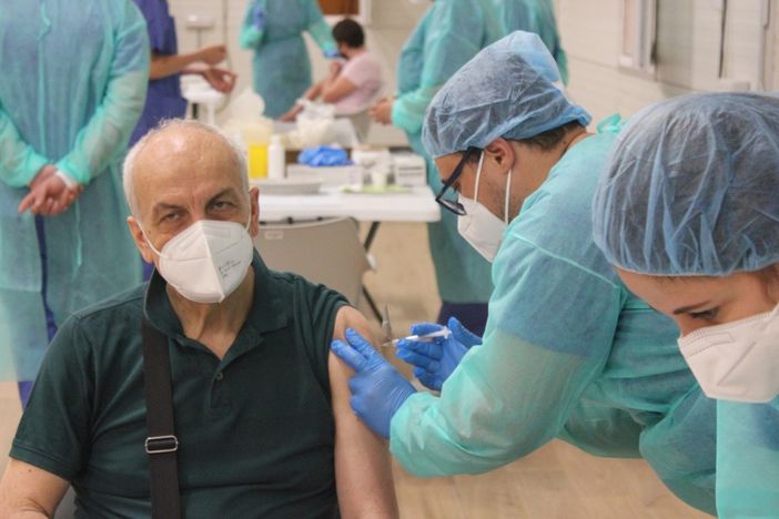 Covid, i vaccini Pfizer e Moderna disponibili per tutti anche dai medici di base: firmato l'accordi sindacale