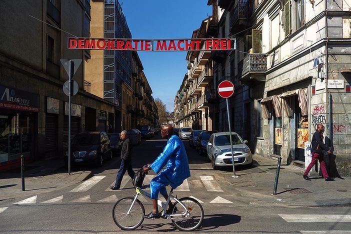 “Demokratie macht frei”, l'opera d'arte che sacralizza Aurora “Demokratie macht frei”, l'opera d'arte che sacralizza Aurora