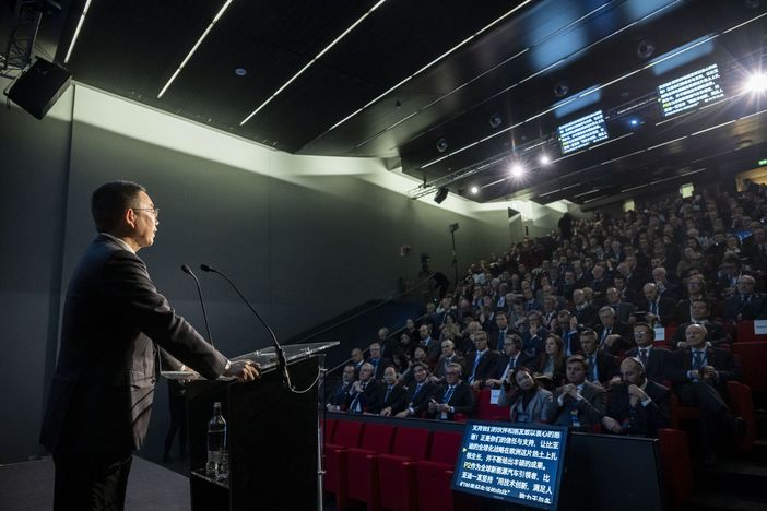 incontro in una sala gremita con un relatore incontro in una sala gremita con un relatore