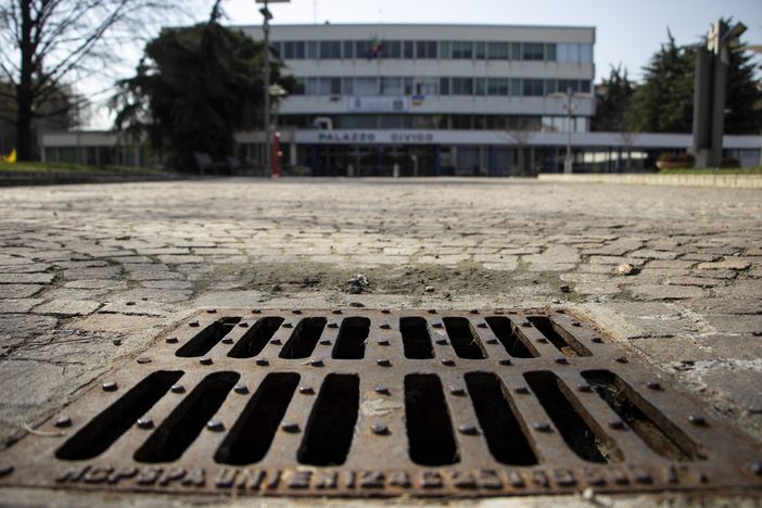 tombino in mezzo al porfido a Collegno