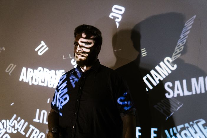 La poesia performativa dell'era digitale entra al museo: ecco la sfida dei &quot;Canti del Caos&quot;