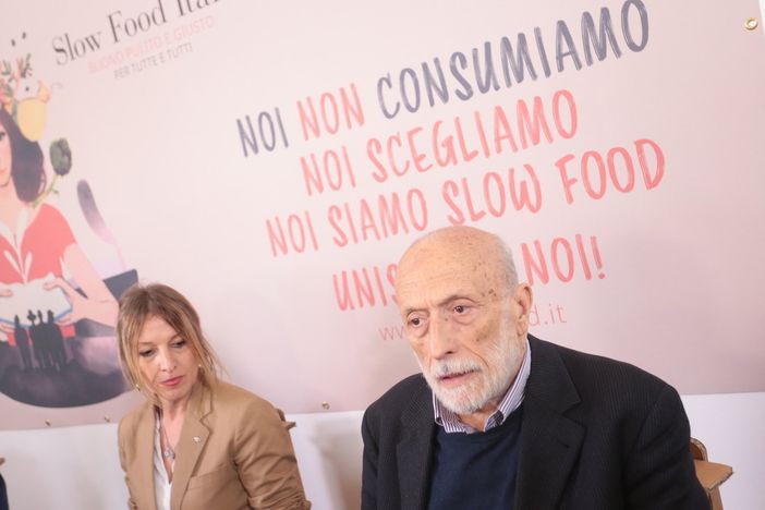 Petrini chiude Terra Madre con dedica ai delegati uccisi di Israele e Palestina: "La guerra colpisce i contadini"