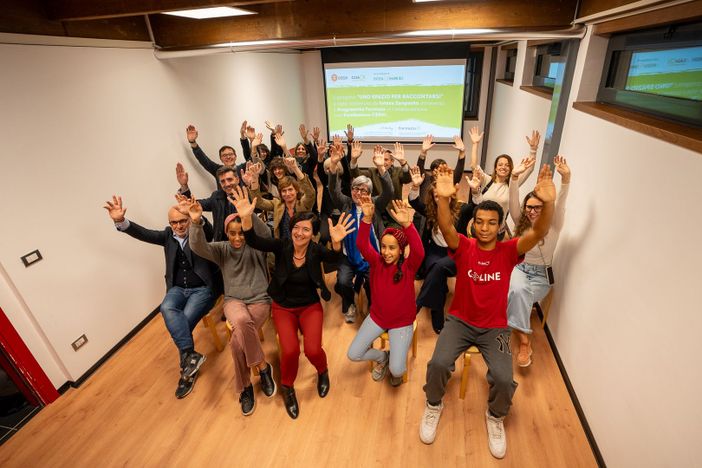 Bambini che esultano e salutano Bambini che esultano e salutano