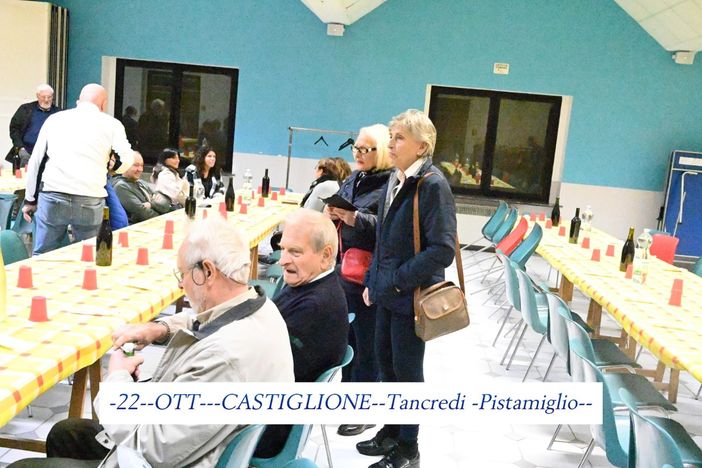 festa a Castiglione con tavolate e cibo festa a Castiglione con tavolate e cibo