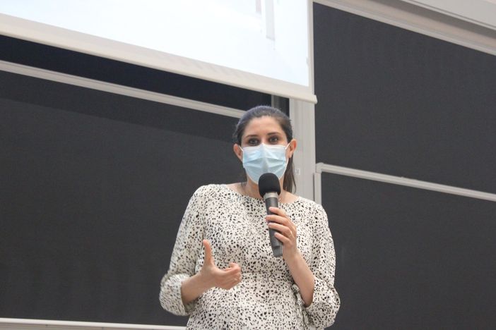 Chiara Appendino parla al microfono