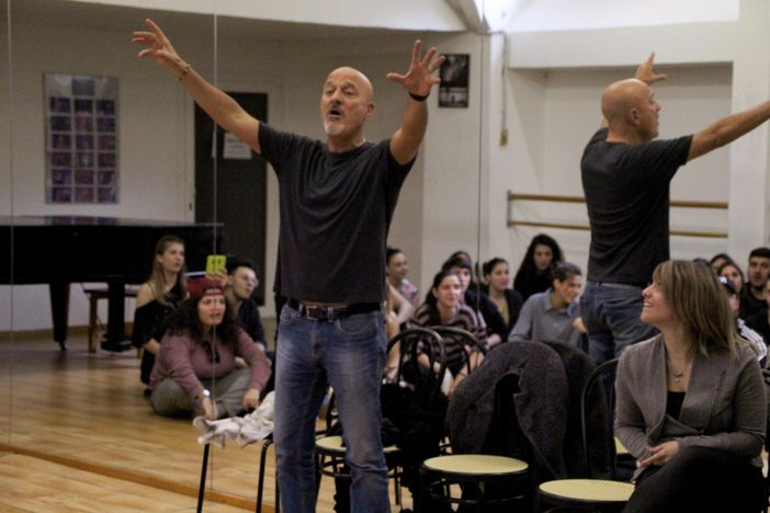 Claudio Bisio in visita alla Gypsy Musical Academy di Torino