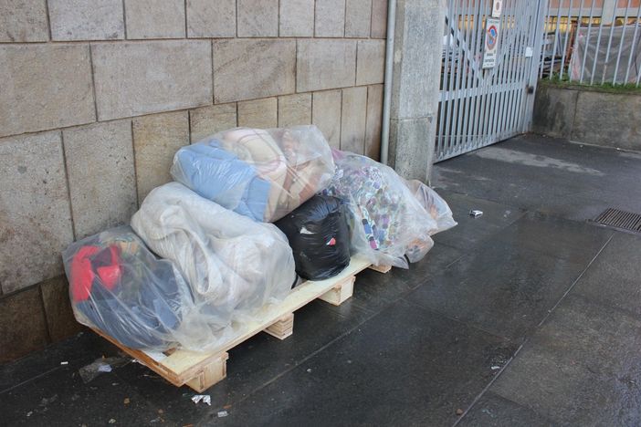 Il Comune sgombera i clochard davanti al Duomo: "Intervento concordato nel rispetto delle persone"