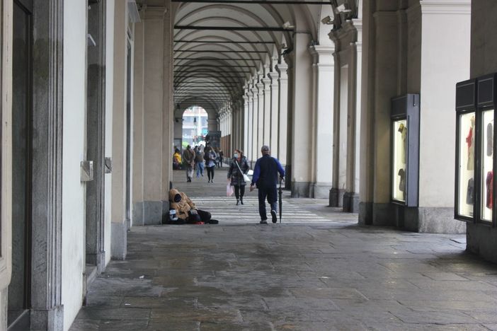 Piazza Statuto, via i &quot;panettoni&quot;: tornano i clochard, ma residenti e commercianti sono esasperati [FOTO]